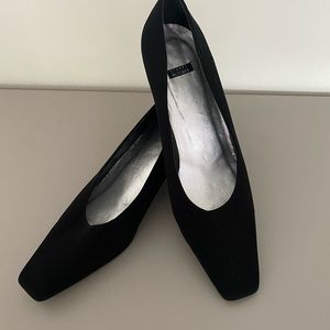 Stuart Weizmann Beautiful High Fashion High Function Black Heeled Pumps